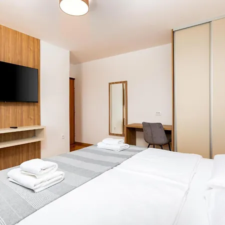 3 Bedroom Cozy In Appartamento Malinska