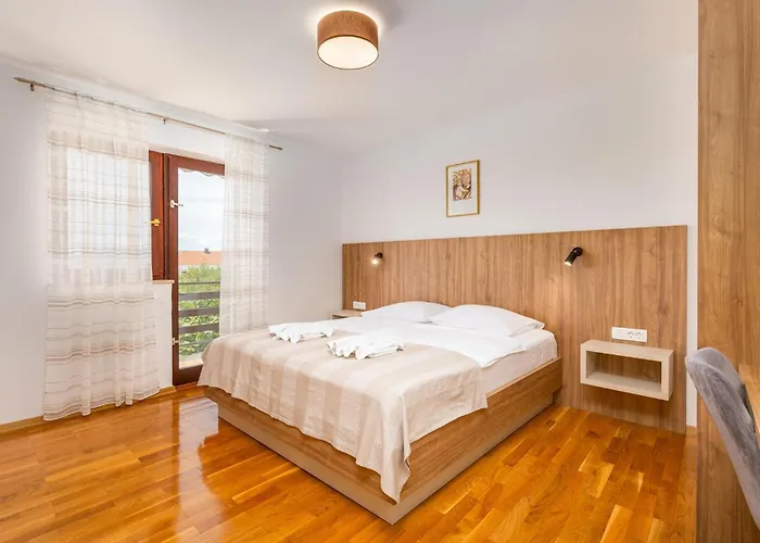 3 Bedroom Cozy In Appartamento Malinska